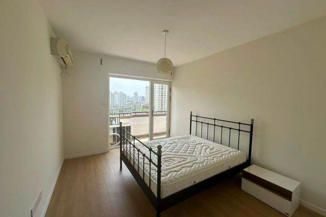 High-Floor 3BR Apartment near Jiaotong University Metro with Floor-to-Ceiling Windows (L10/L11)