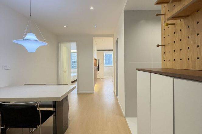 High-Floor Spacious 1BR Apartment near Hanzhong Rd Metro (L1/L3/L4)