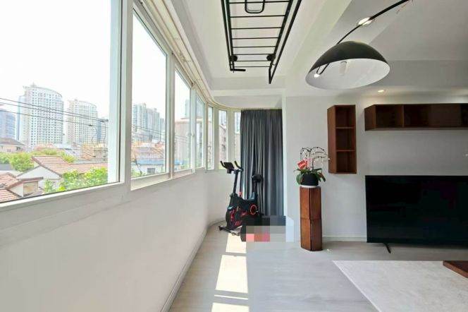 Spacious 1BR Apartment in Jing'an