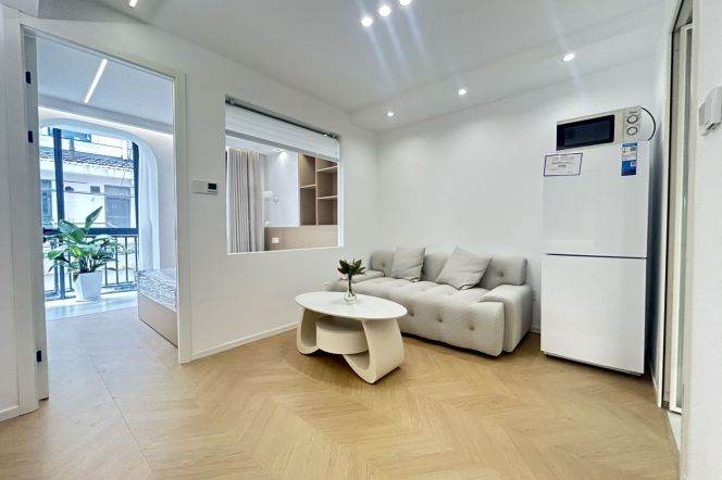 1BR Apartment in Jing'an (L7)