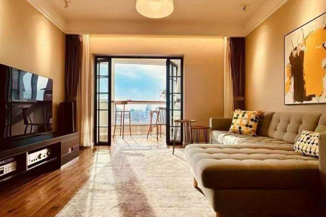 High-Floor 2BR Apartment at Ambassy Court (L1/L7/L10)