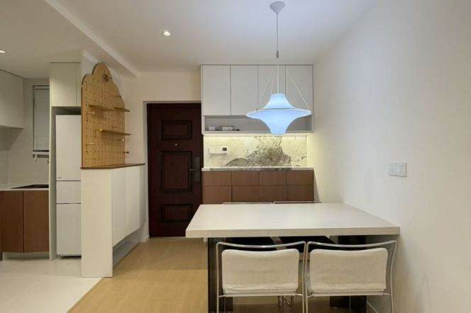 High-Floor Spacious 1BR Apartment near Hanzhong Rd Metro (L1/L3/L4)