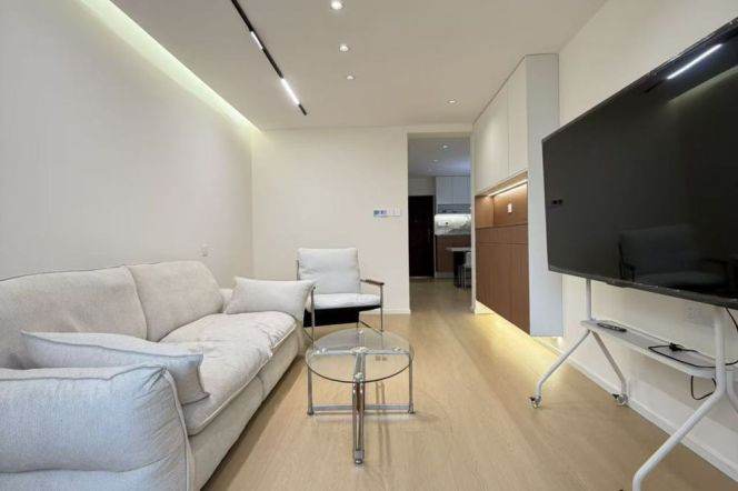 High-Floor Spacious 1BR Apartment near Hanzhong Rd Metro (L1/L3/L4)