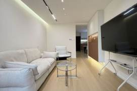 High-Floor Spacious 1BR Apartment near Hanzhong Rd Metro (L1/L3/L4)