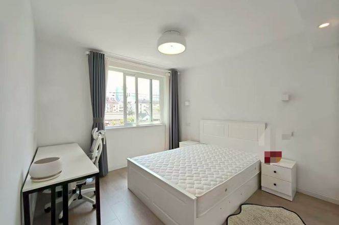 Spacious 1BR Apartment in Jing'an