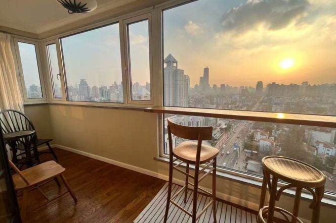 High-Floor 2BR Apartment at Ambassy Court (L1/L7/L10)