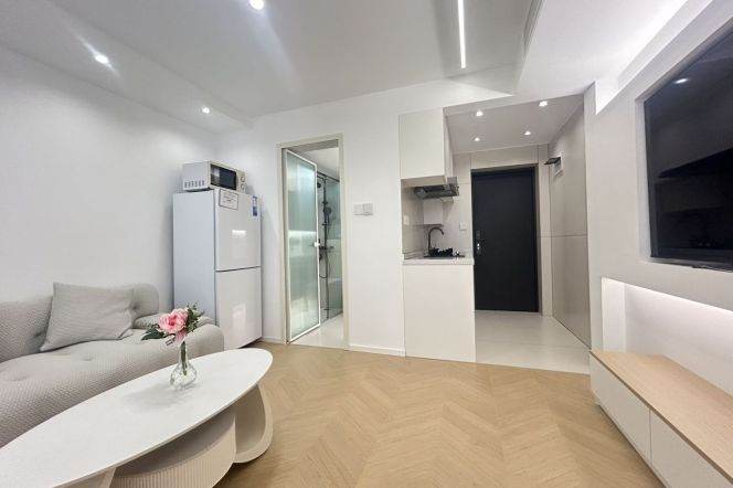 1BR Apartment in Jing'an (L7)