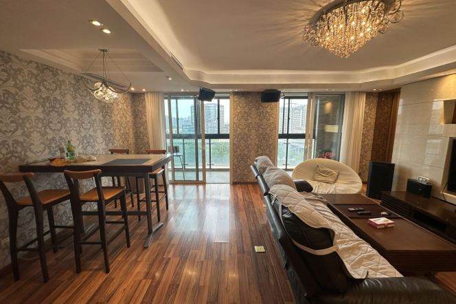 Short-Term 3BR Shared Apartment in Gubei with Floor-to-Ceiling Windows (L2)
