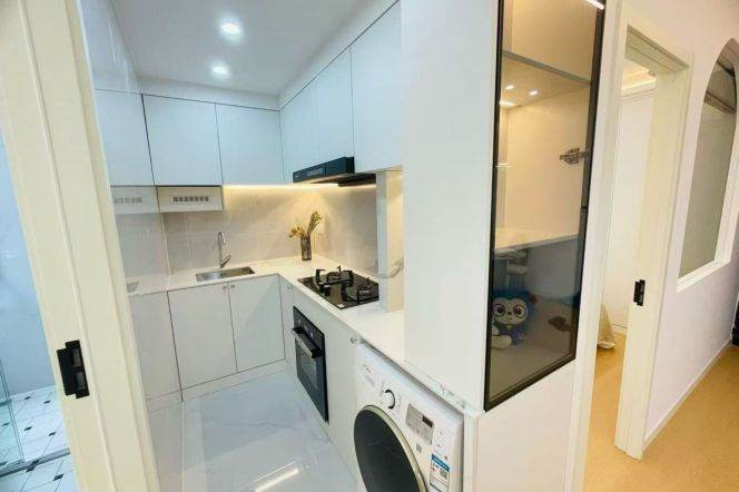 Spacious 1BR Apartment near Nanjing Xi Lu (L2/L12/L13)
