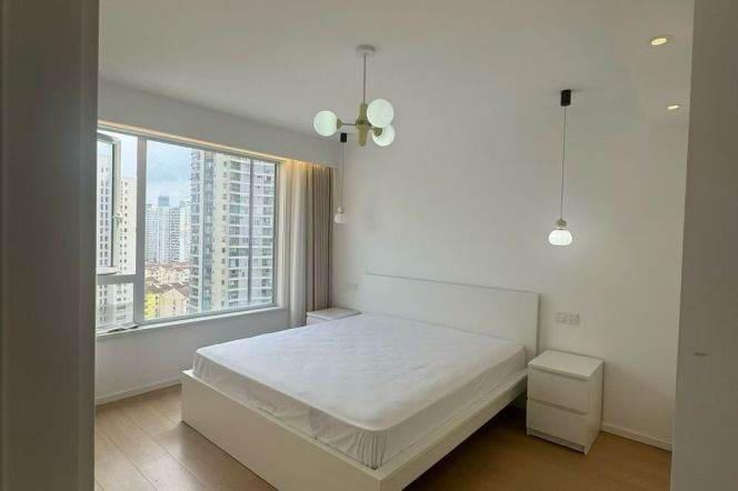 Spacious 1BR Apartment in Jing'an (L13/L14)