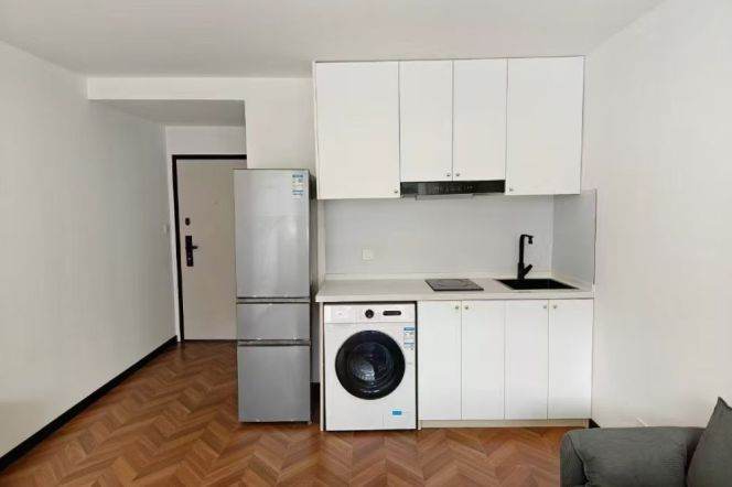 High-Ceiling Historic 1BR Lane House near IAPM (L9/L12)