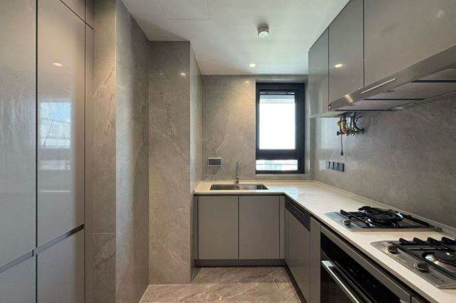 High-Floor 3BR Apartment (L8)