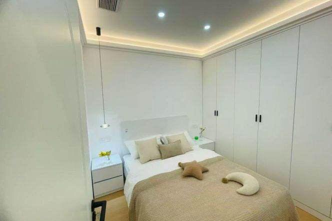 Spacious 1BR Apartment near Nanjing Xi Lu (L2/L12/L13)