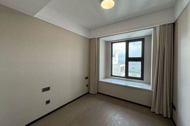 High-Floor 3BR Apartment (L8)