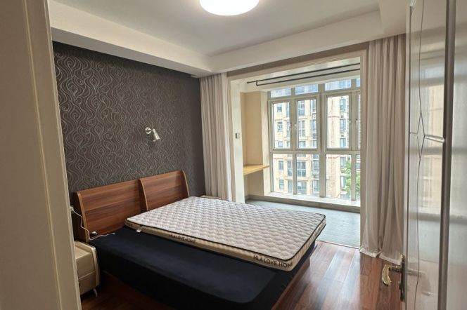 Short-Term 3BR Shared Apartment in Gubei with Floor-to-Ceiling Windows (L2)