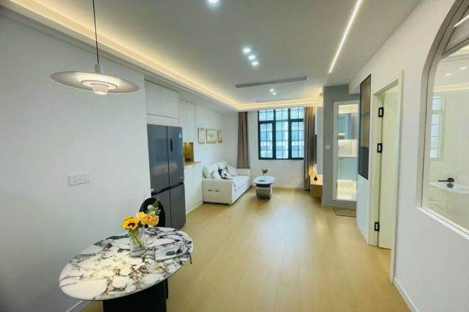 Spacious 1BR Apartment near Nanjing Xi Lu (L2/L12/L13)