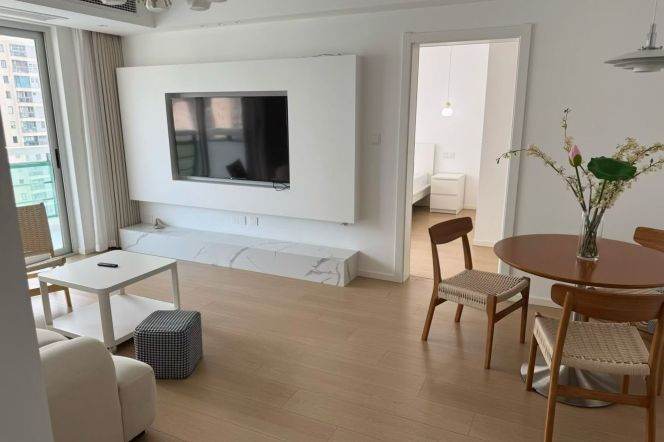 Spacious 1BR Apartment in Jing'an (L13/L14)
