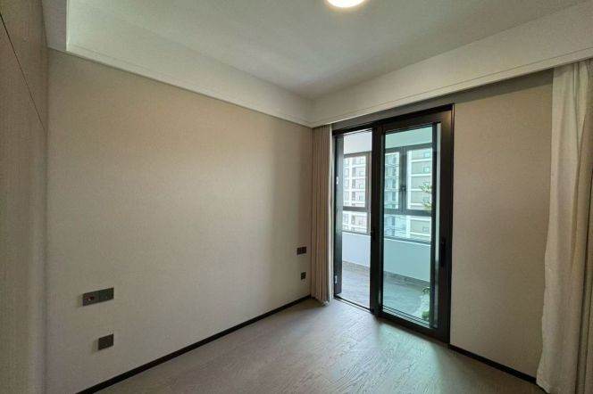 High-Floor 3BR Apartment (L8)