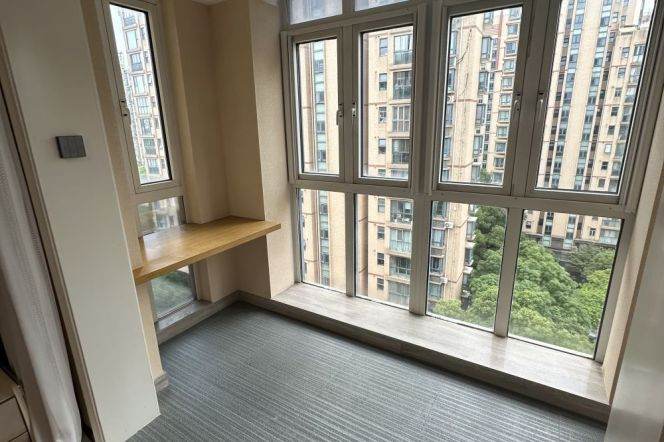 Short-Term 3BR Shared Apartment in Gubei with Floor-to-Ceiling Windows (L2)