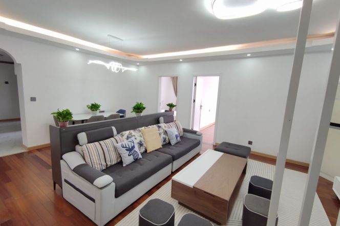 High-Floor 2BR Apartment in Lujiazui (L2/L9)
