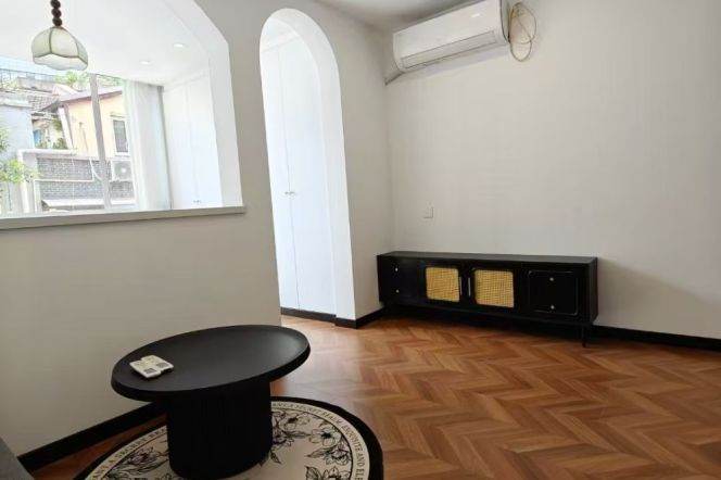 High-Ceiling Historic 1BR Lane House near IAPM (L9/L12)