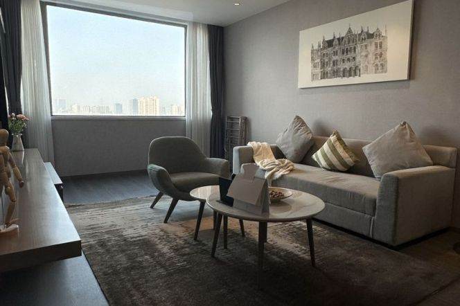 Short-Term Spacious 1BR Serviced Apartment near Luoxiu Road Metro (L15)