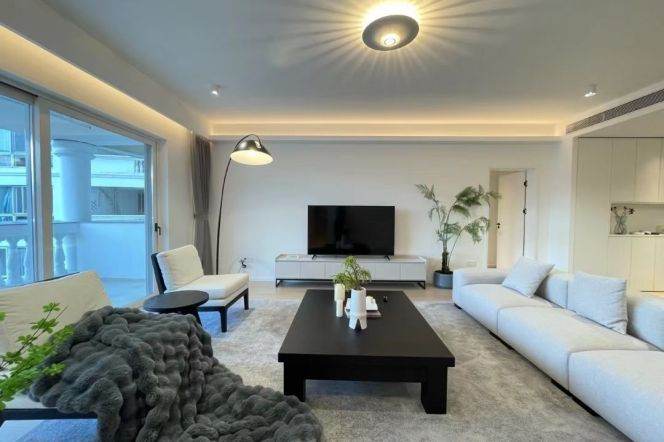 Spacious 3BR Apartment at Mingyuan Century City with Terrace (L1/L10/L12)