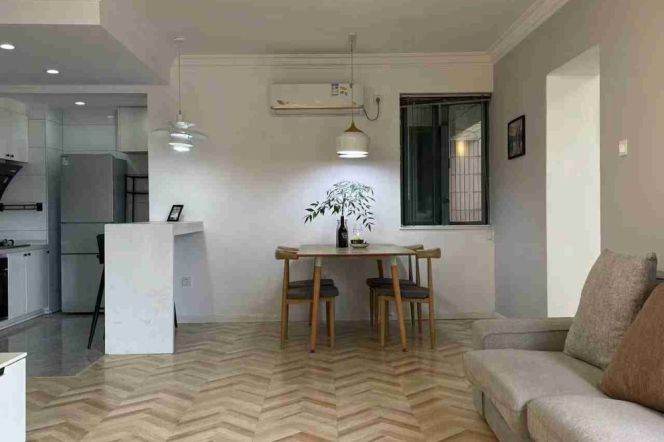 2BR Apartment near Jiangsu Rd Metro with Floor-to-Ceiling Windows (L2/L11)