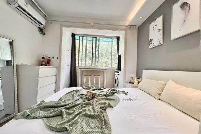1BR Apartment in Jing'an (L7)