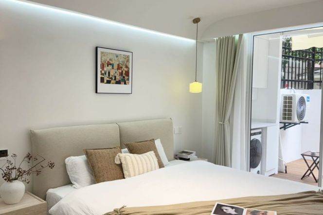 Spacious 2BR Apartment near People's Square with Terrace (L1/L2/L8/L14)