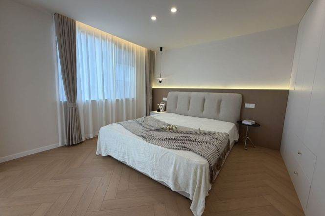 3BR Apartment in Hongqiao CBD with Floor-to-Ceiling Windows (L10)