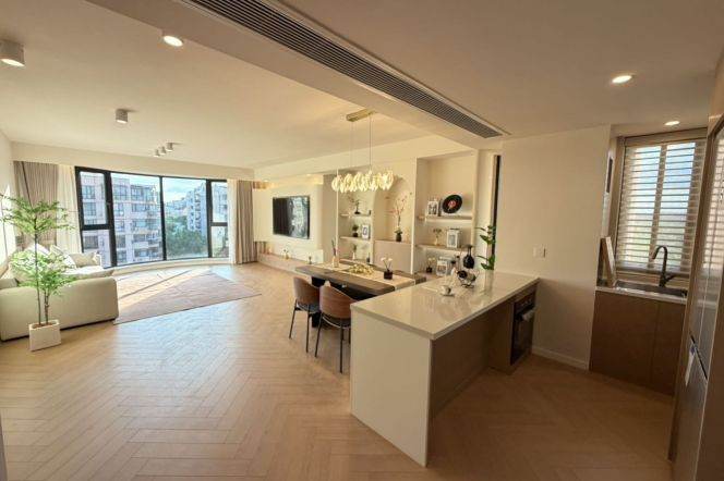 3BR Apartment in Hongqiao CBD with Floor-to-Ceiling Windows (L10)