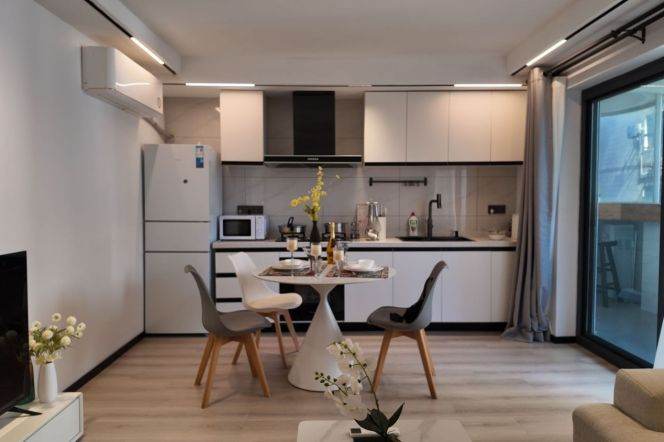 Spacious 1BR Apartment in Jing'an (L2/L11)