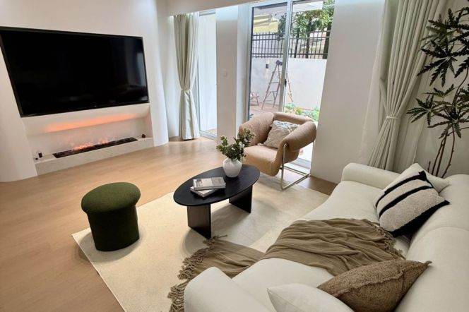 Spacious 2BR Apartment near People's Square with Terrace (L1/L2/L8/L14)