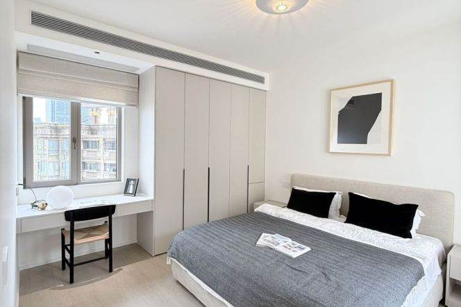 High-Floor 3BR Apartment in Gubei (L10)