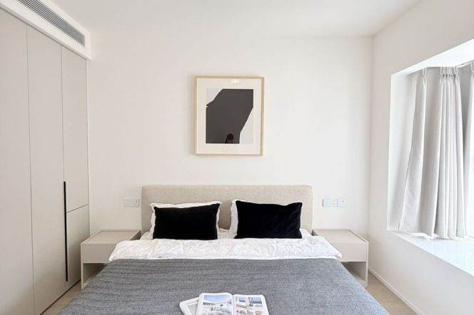 High-Floor 3BR Apartment in Gubei (L10)