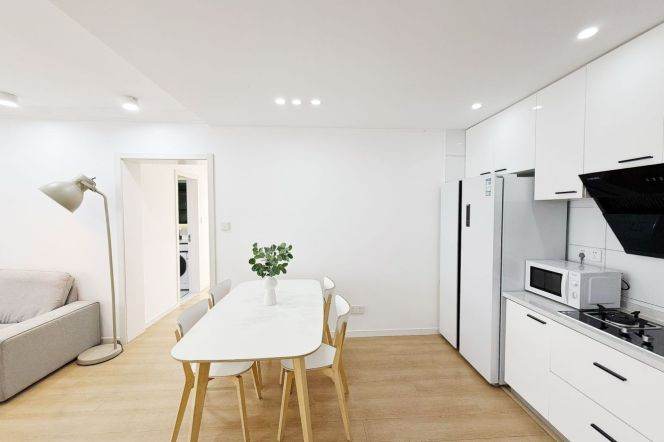 High-Floor 2BR Apartment near Caoyang Road Metro