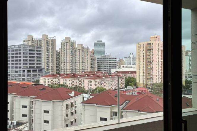 Spacious High-Ceiling 3BR Serviced Apartment near Yishan Rd Metro with Floor-to-Ceiling Windows (L3/L4/L9)