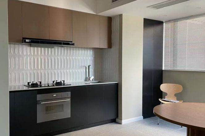 High-Floor Spacious 1BR Apartment in Jing'an (L2/L11)