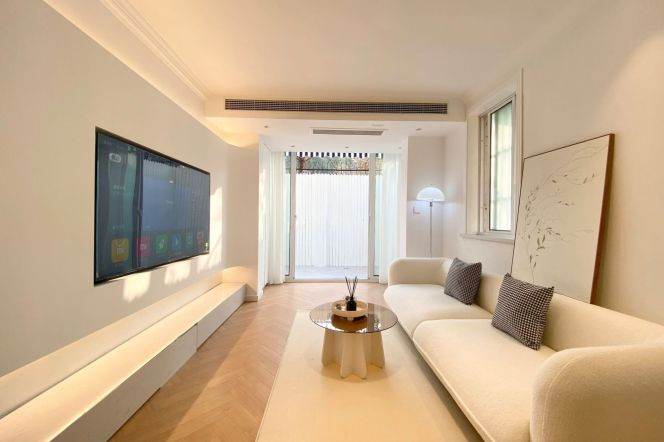 1BR Apartment in Gubei with Terrace (L10)
