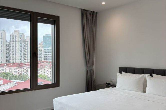 Spacious High-Ceiling 3BR Serviced Apartment near Yishan Rd Metro with Floor-to-Ceiling Windows (L3/L4/L9)
