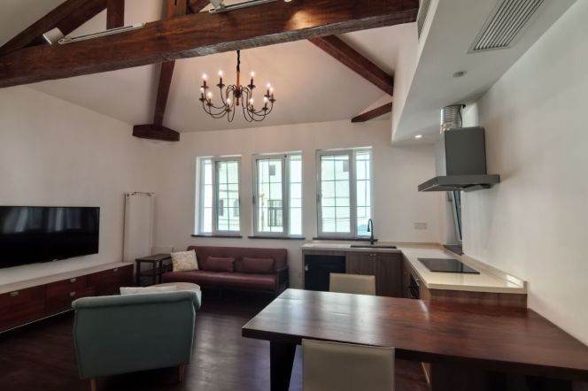 High-Ceiling 1BR Apartment in Old Xuhui (L9/L12)