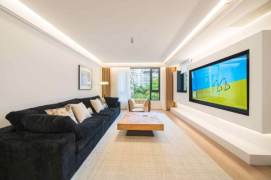 3BR Apartment in Jing'an with Green View