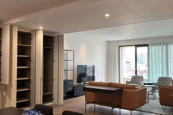 Spacious High-Ceiling 3BR Serviced Apartment near Yishan Rd Metro with Floor-to-Ceiling Windows (L3/L4/L9)