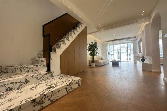 Spacious 4BR Apartment in North Bund with Terrace (L12)