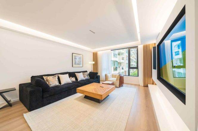 3BR Apartment in Jing'an with Green View