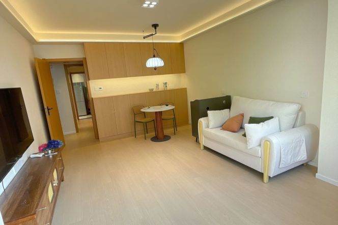 1BR Apartment in Gubei (L10)