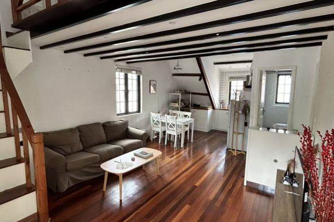 High-Ceiling 2BR Lane House in Old Xuhui with Green View