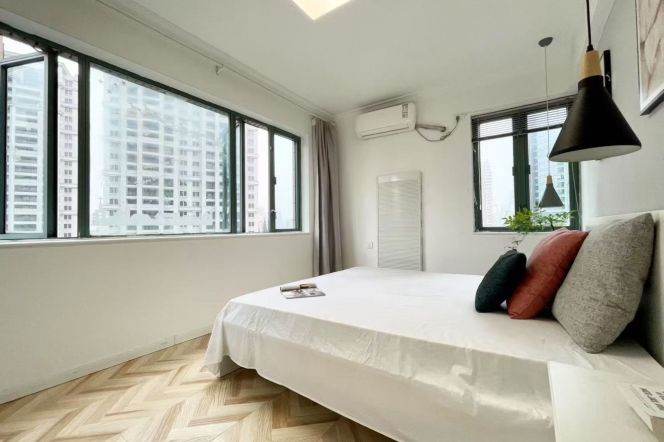 2BR Apartment near Jiangsu Rd Metro with Floor-to-Ceiling Windows (L2/L11)