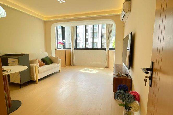 1BR Apartment in Gubei (L10)